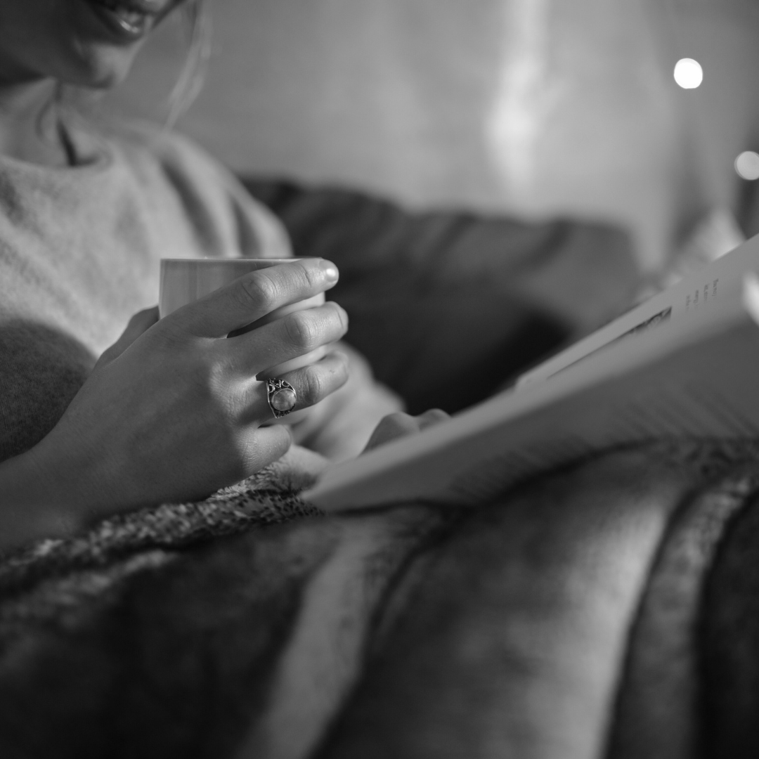 Момичето с книга в ръка